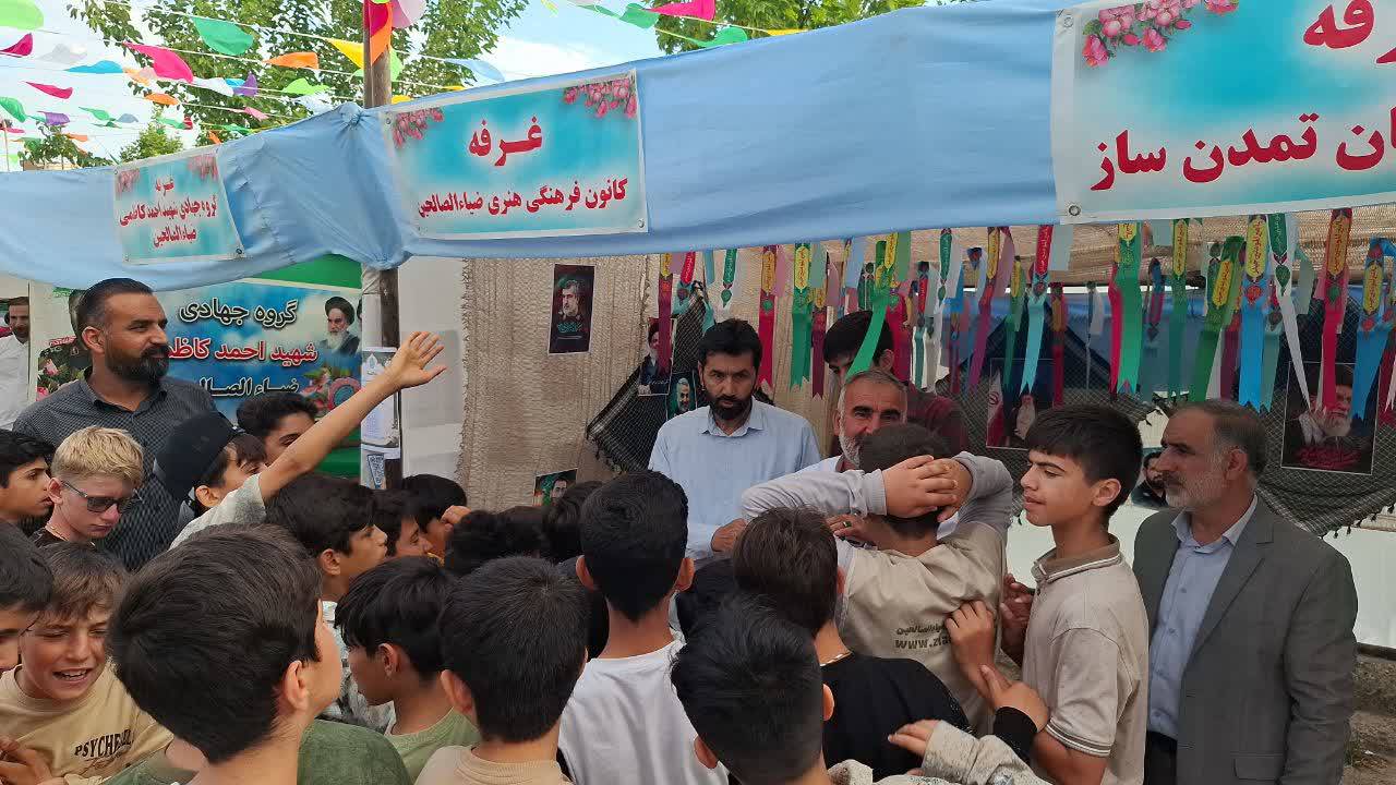 مراسم جشن بزرگ عید سعید غدیر خم _ 14 خرداد 1405 / خاطره گویی از شهدا توسط نوجوانان و جوانان در غرفه کانون فرهنگی هنری ضیاءالصالحین
