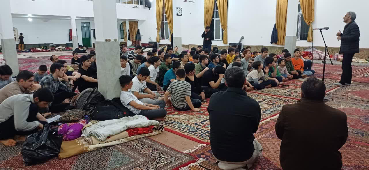 کارگاه آسیبهای اجتماعی توسط دکتر آذرنژاد، در اعتکاف دانش آموزی