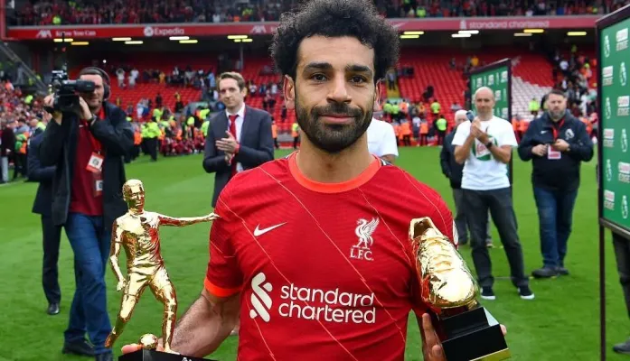 قاب مشترک محمد صلاح و خانواده‌اش با جایزه کفش طلای انگلیس و بهترین بازیکن فصل لیگ جزیره