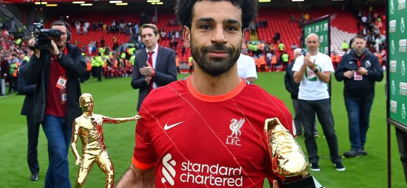 قاب مشترک محمد صلاح و خانواده‌اش با جایزه کفش طلای انگلیس و بهترین بازیکن فصل لیگ جزیره